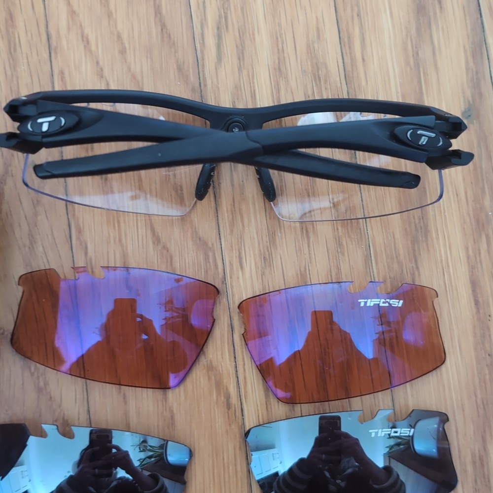 Tifosi Sunglasses With Alternate Lenses - Picture 4 of 9